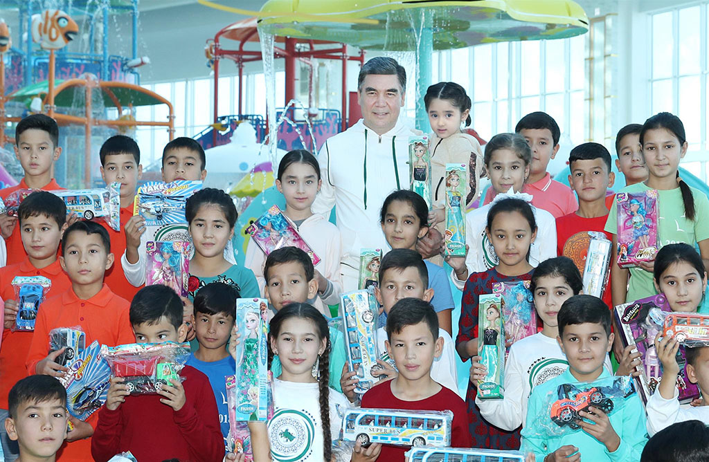 Глава Туркменистана вместе с внуками посетил Аквапарк и совершил прогулку по Авазе